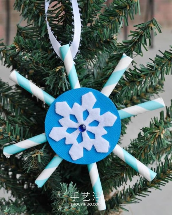 Tutorial on how to make handmade Christmas snowflake decorations with paper straws