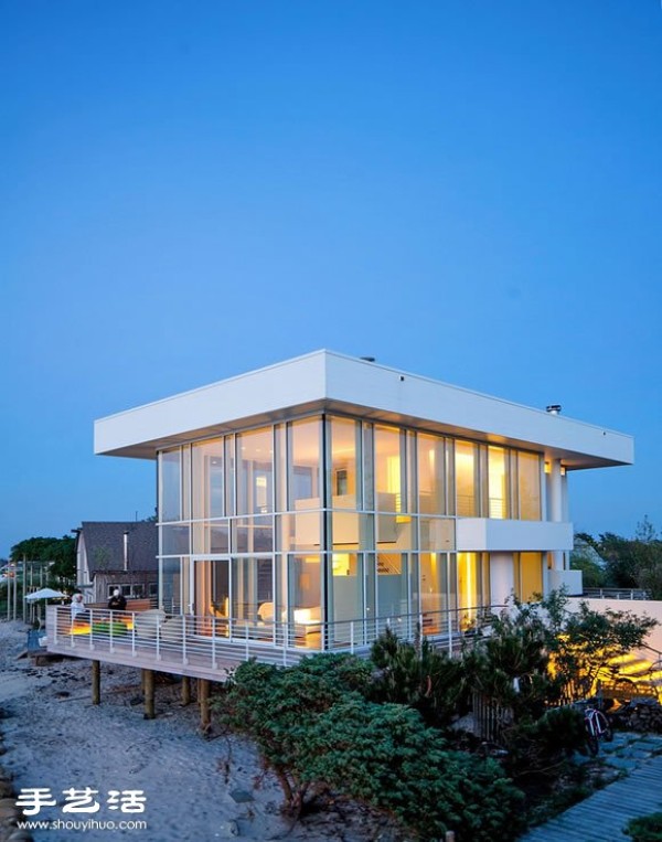 White villa decoration design that embraces the natural light of the harbor