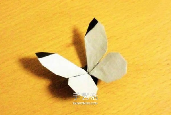 A detailed step-by-step diagram of origami butterflies and a diagram of how to fold a hand-made cabbage pink butterfly