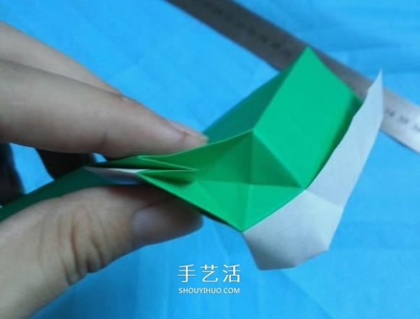 Step-by-step diagram of origami for a handmade kitten. Illustration of how to fold a cute kitten