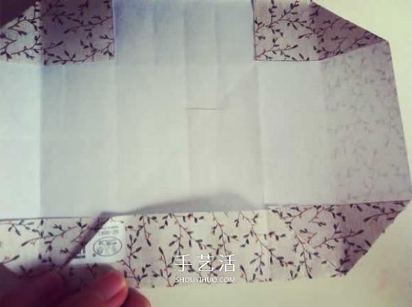 Illustrated folding of a square box with divided boxes and steps for origami with divided boxes