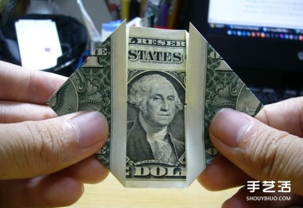 Illustration of the origami method of folding a dollar heart into a dollar bill