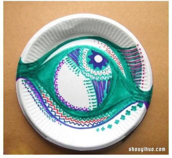 Disposable cake trays can be used as canvas for DIY chic small handicrafts