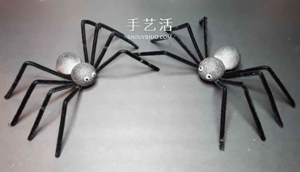 Illustrated hand-made tutorial of a simple Halloween spider for kindergarten