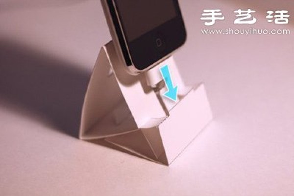 Video tutorial on making your own iPhone dock from cardboard