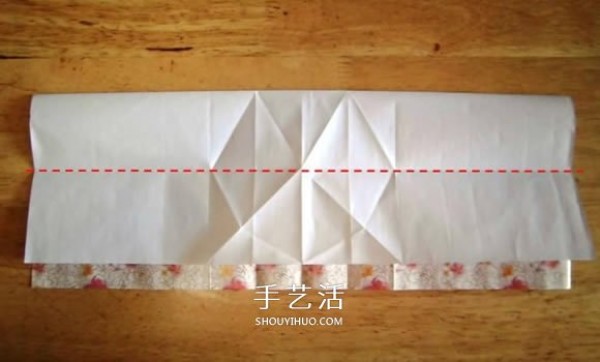 Detailed step-by-step diagram of the folding method of hand-made origami rice dumplings for the Dragon Boat Festival