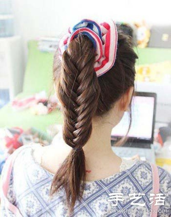 How to braid fishbone braid. Illustration of how to braid fishbone braid. Tutorial