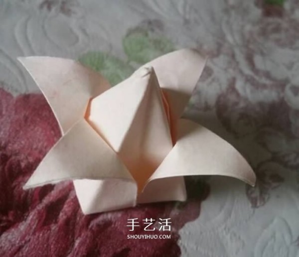 The folding method of lilies is simple and easy to learn. Pictures of how to fold lilies