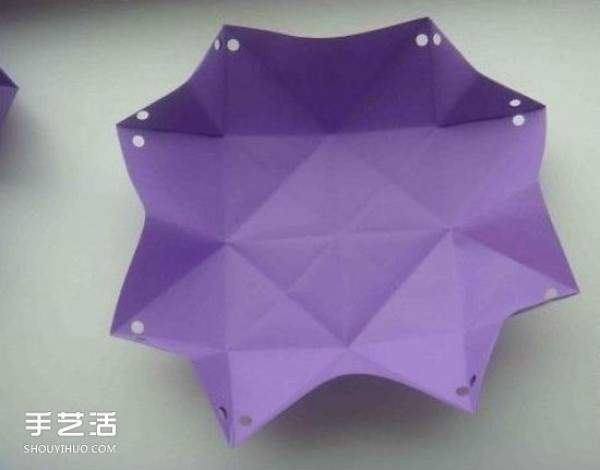 Illustration of the folding method of a small geometric gift box and the steps of hand-made origami candy box