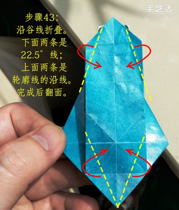 The folding method of the frog on the leaf illustrates the process of the frog on the origami leaf