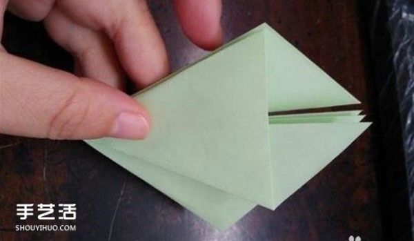 The folding method of a small three-dimensional umbrella illustrates how to make a paper umbrella for children