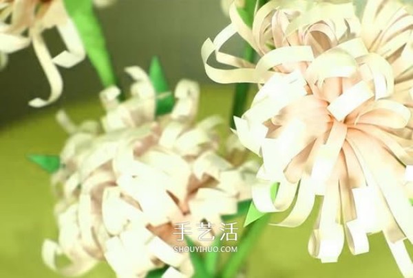 Illustration of how to make three-dimensional chrysanthemums from hand-made colored paper for Double Ninth Festival