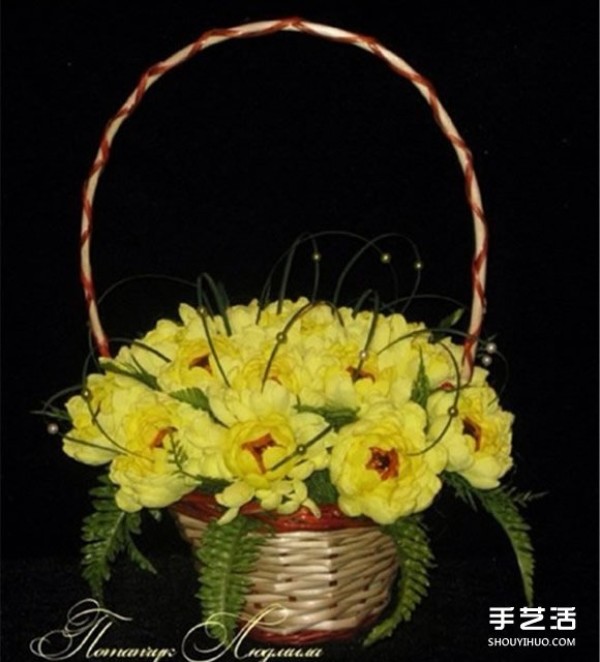 The folding method of crepe paper chrysanthemums and the tutorial on how to make yellow chrysanthemums