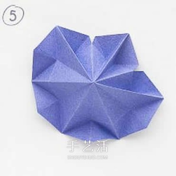 An illustration of how to fold a three-dimensional and superimposed Christmas tree by folding an octagonal paper Christmas tree