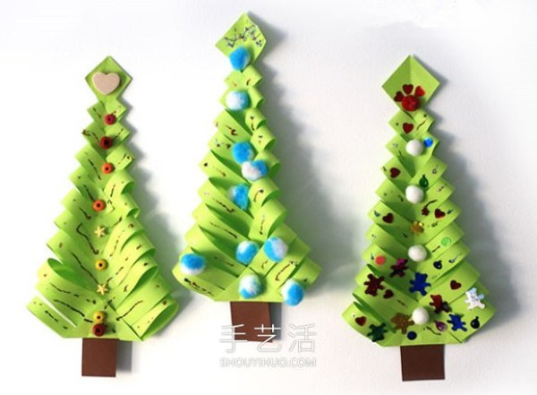 Tutorial on how to make a handmade cardboard Christmas tree in kindergarten