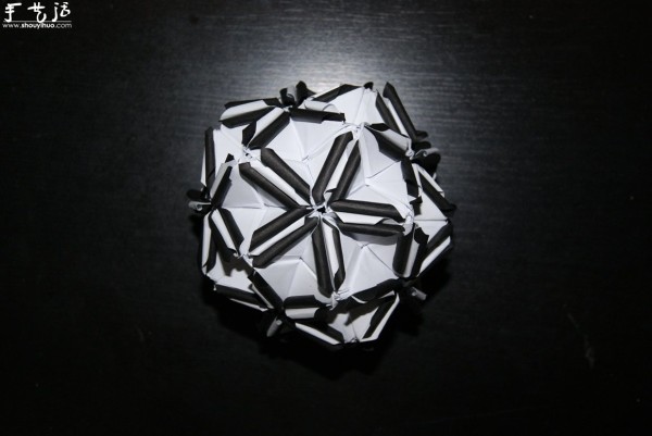 Appreciation of paper-colored love song in black and white with origami works