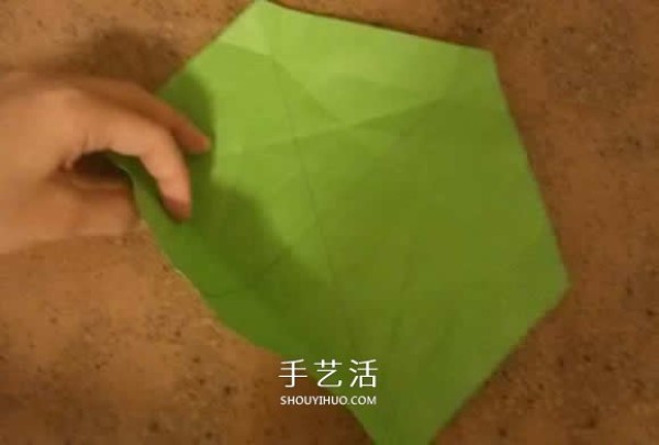 How to fold beautiful paper flowers, step-by-step illustration of hand-made origami six-pointed star flower