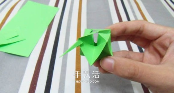 Tutorial on handmade origami flower holders can perfectly match Kawasaki roses