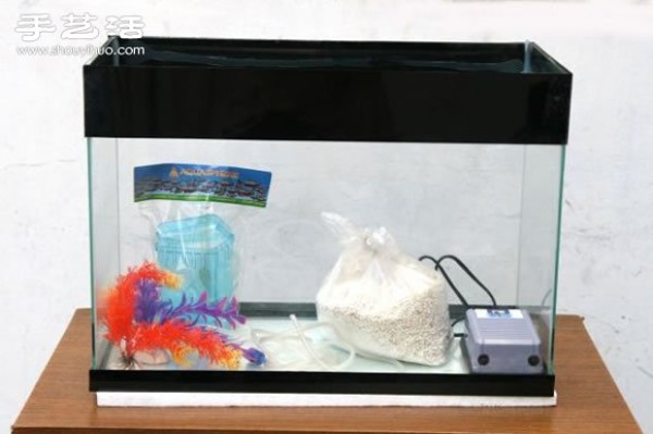 Illustrated tutorial on how to renovate a nostalgic fish tank and aquarium by hand using an old TV