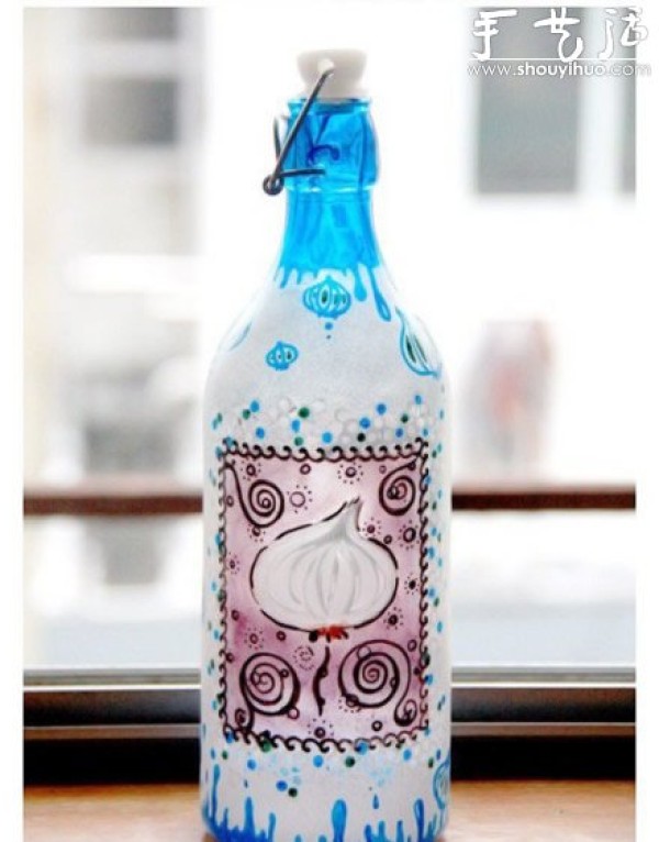 Beautiful hand-painted glass bottle DIY tutorial