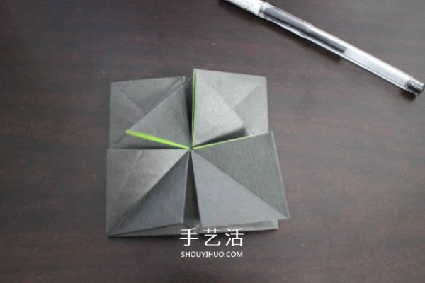 Illustrations of how to fold the NIKE logo using the origami method