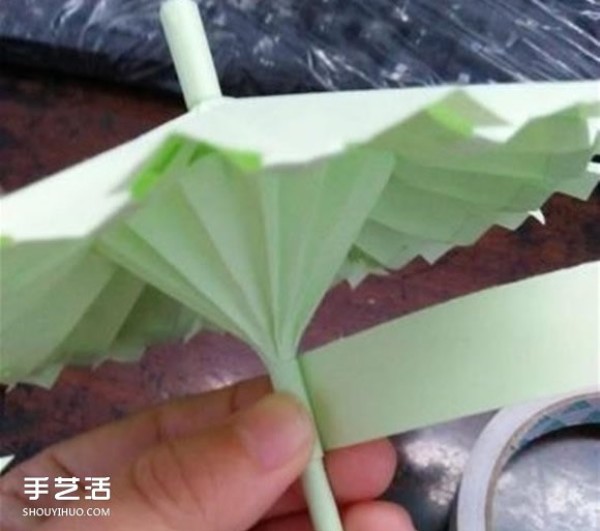 The folding method of a small three-dimensional umbrella illustrates how to make a paper umbrella for children