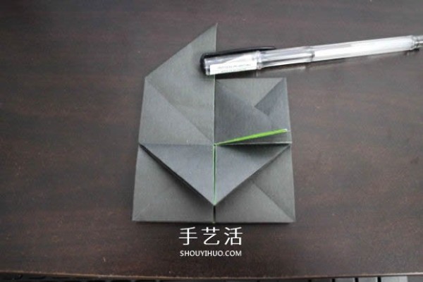 Illustrations of how to fold the NIKE logo using the origami method