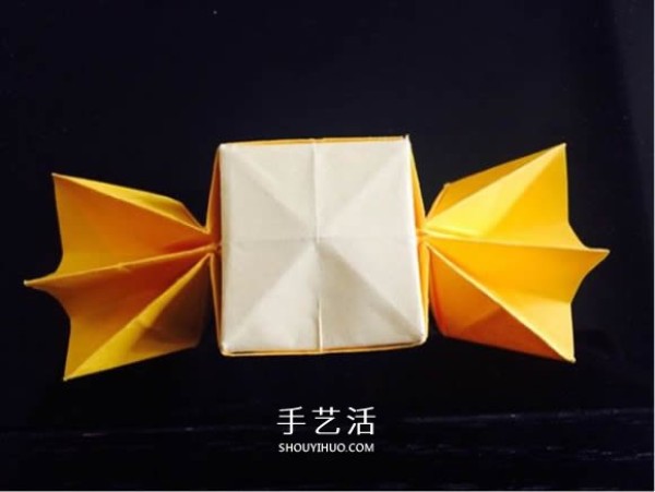 How to fold a candy-shaped box. Illustrations on how to fold a candy-shaped box.