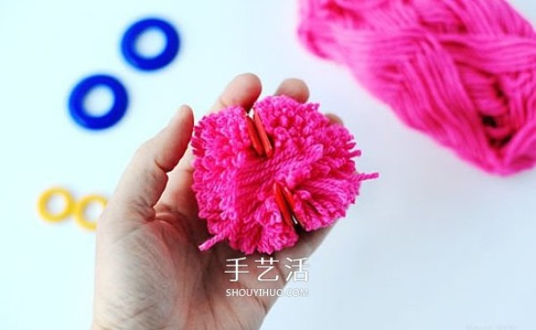 Make your own Valentines Day packaging and decoration! How to make DIY warm yarn balls