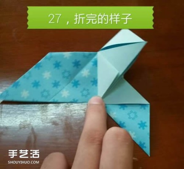 Illustrations on how to fold a butterfly flying into a heart, step-by-step instructions on origami with a butterflys heart shape