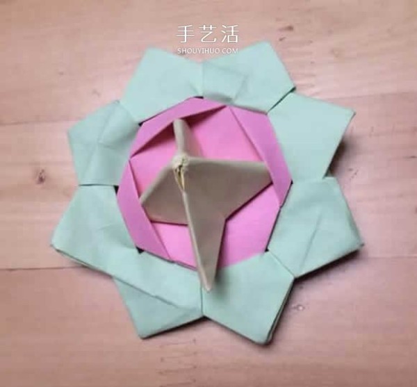 How to fold a spinning paper top with a simple flower-shaped top origami tutorial