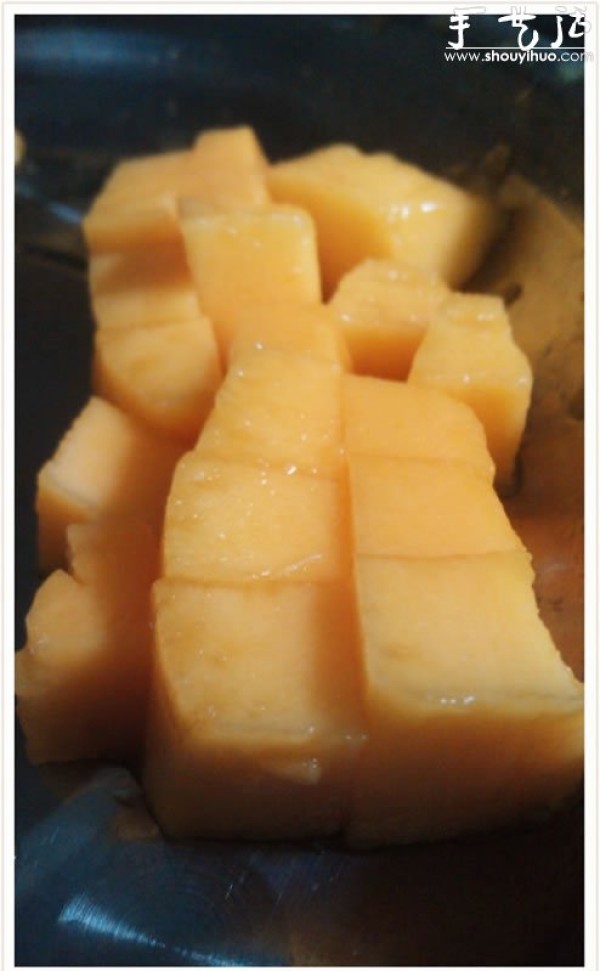 Tutorial on DIY "Mango Yogurt" border="0" width="550" height="410" src ="https://img.111diy.com/timthumb.php?src=/d/file/20220112/jajpoy353pa.jpg" /></p>
<p>Tutorial on DIY "Mango Yogurt", the first choice for summer dessert, it is simple to make and delicious, just follow along and make it together. </p>
<p><strong>Main materials:</strong></p>
<p>1 fresh mango (medium size), homemade yogurt or 4-6 small bottles of ready-made yogurt</p>
<p><strong>Tools required:</strong></p>
<p>Blender</p>
<p><strong>Production steps:</strong></p>
<p>Step 1:</p>
<p align="center"><img alt="Tutorial on DIY Mango Yogurt" Mango Yogurt"" alt=