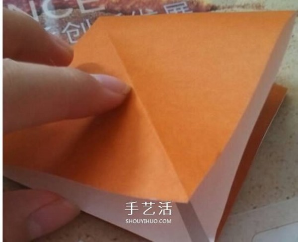 How to make an origami horse with illustrations of the steps of folding a three-dimensional horse by hand