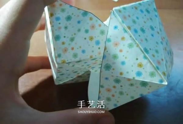 Fun magic box folding diagram and folding steps of a shrinkable box