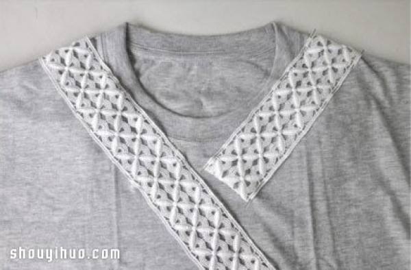 Old cotton T-shirts are handmade into DIY lace collar sleeveless shirts