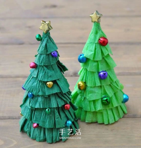 A simple crepe paper Christmas tree tutorial for children to make a homemade Christmas tree