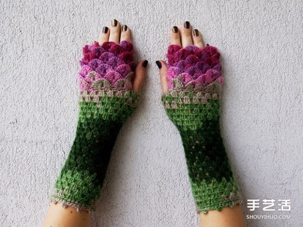 Hand-knitted dragon scale gloves with gradient wool keep you warm and refreshing in winter