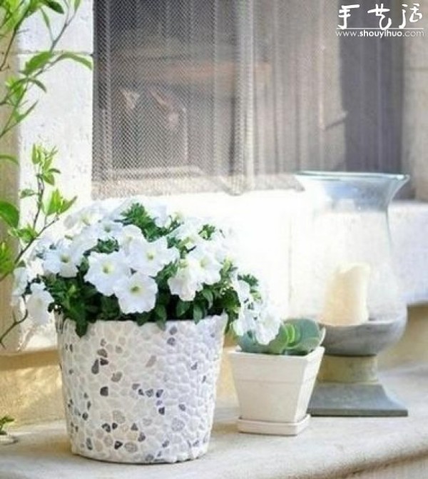 DIY Nordic-style garden pots from scrap iron barrels