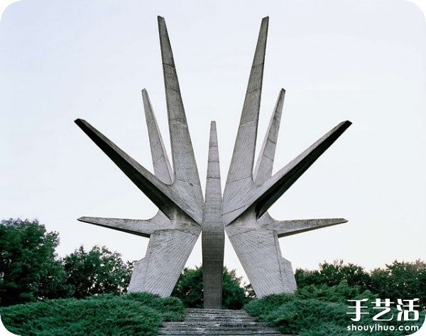 Former Yugoslavia: Postmodern Monumental Sculptures