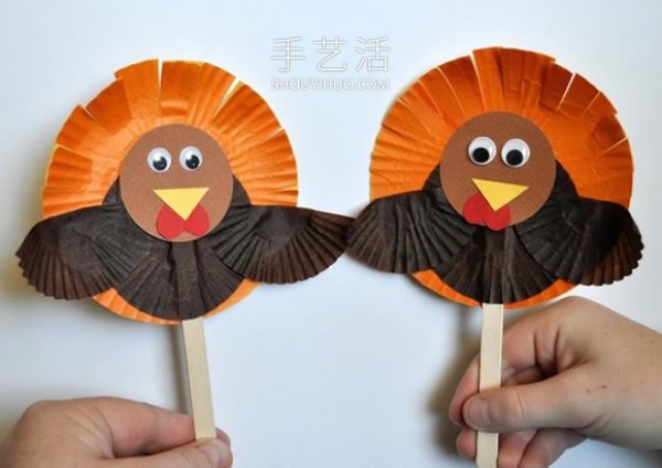 Tutorial on how to make handmade cake paper turkey puppets in kindergarten