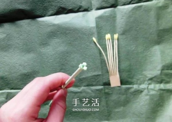 The origami process of the iron cannon lily illustrates the steps of folding the iron cannon lily by hand