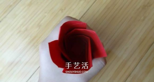 Represents beauty and love! Step-by-step illustration of handmade origami roses