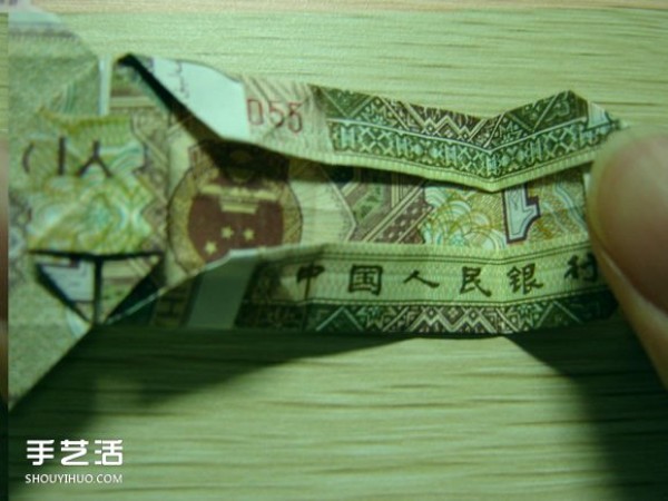 Paper money origami camera illustration and a detailed explanation of how to fold a dollar bill into a camera