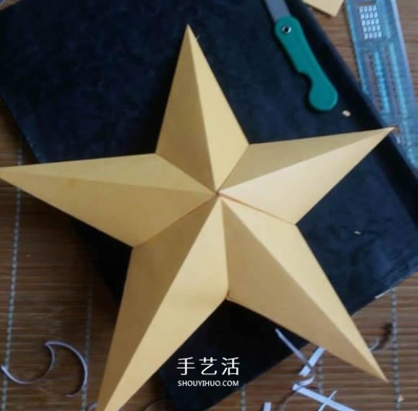 How to use cardboard to make a three-dimensional five-pointed star. Illustration of the folding method