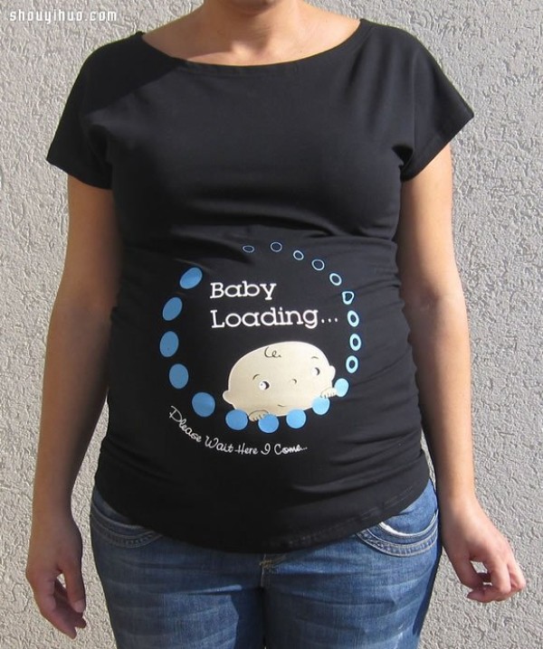 Fun T-shirt for pregnant women: Please wait patiently while downloading the baby!