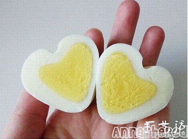 DIY handmade method of heart-shaped eggs