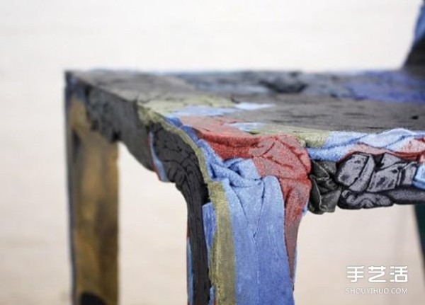 Use old clothes to make chairs. Pictures of chairs made from discarded clothes