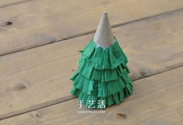 How to make a simple crepe paper Christmas tree, a tutorial for children to make their own Christmas tree