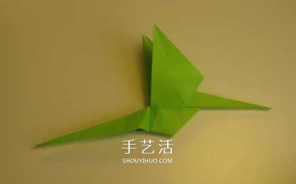 Step-by-step diagrams of hand-made origami pterosaurs. Illustrated process of folding pterosaurs