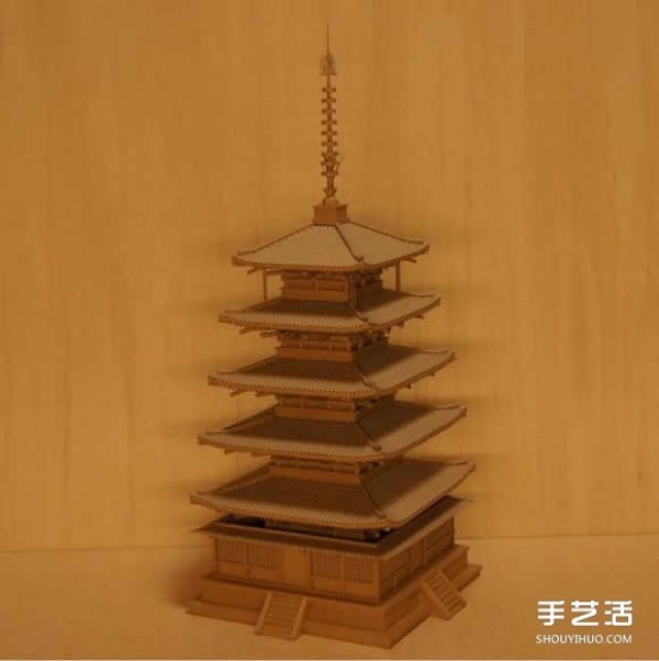 Paper models made of corrugated paper are world-famous ancient Japanese buildings